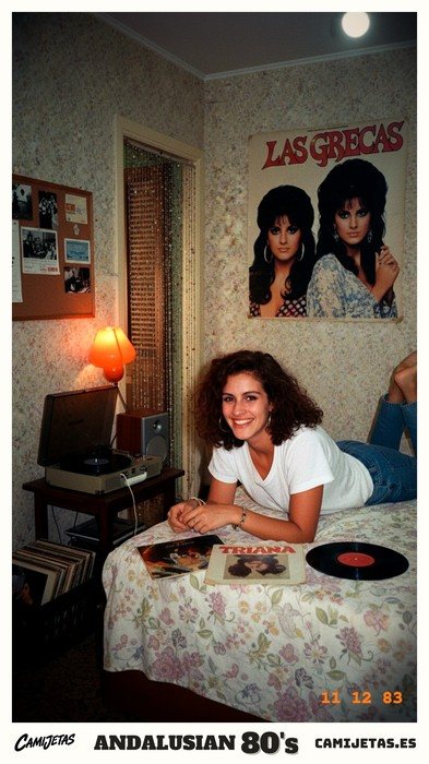 Tarjeta: La tarde de los vinilos, con el disco de Las Grecas en el tocadiscos